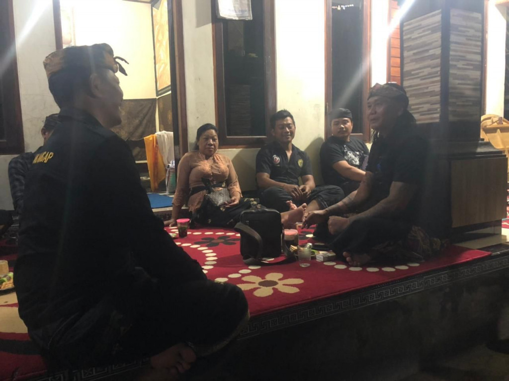 Perbekel Petang Melayat ke Rumah Duka Almarhum I Ketut Nata, Br Kiadan